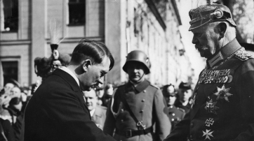 Reichskanzler Adolf Hitler verneigt sich vor Reichspräsident Paul von Hindenburg (21. März 1933)