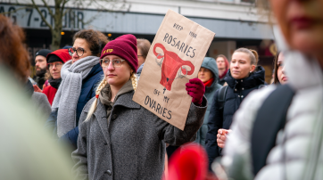 "Halte deine Rosenkränze von meinen Eierstöcken fern"