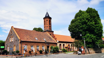 alte Dorfkirche und Schule (Symbolbild)