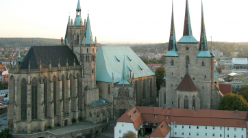 Ansicht des Erfurter Domes (links) und der Severikirche (rechts).