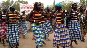 Frauen aus dem Sudan tanzen währen der Revolution.