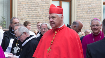 Kardinal Müller – hier mit rotem Aluhut