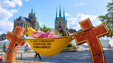 Der "Hängemattenbischof" vor dem Domplatz in Erfurt