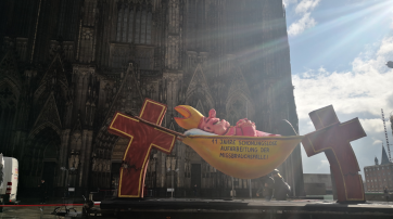 "Hängemattenbischof" vor dem Kölner Dom