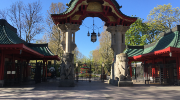 geschlossener Eingang des Berliner Zoos