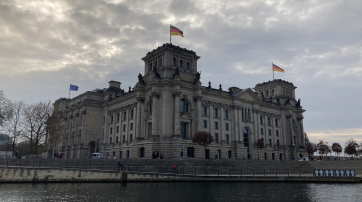 Das Reichstagsgebäude von der Spree aus gesehen