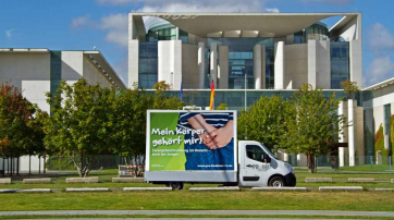 Beschneidungskampagne - vor dem Bundeskanzleramt