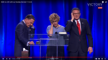 Kenneth Copeland (links) betet mit Tochter und Schwiegersohn für Donald Trumps Ohr.