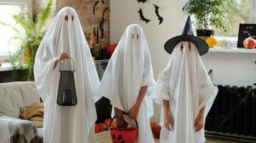 Kinder sammeln am Halloween-Abend als Gespenster & Co. verkleidet Süßigkeiten