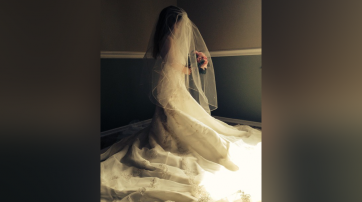Kind im Hochzeitskleid