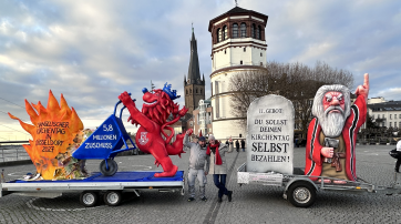 David Farago und Ricarda Hinz mit Löwenwagen und Moses