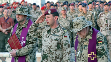 katholischer Militärpfarrer (links) und evangelischer Militärpfarrer (rechts) im ISAF-Einsatz