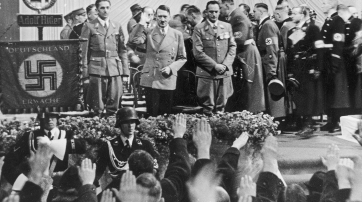 Menschen grüßen begeistert Adolf Hitler