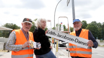 Claus-Peter Lieckfeld, Gisela Notz und Wolfram Kastner bei der Überklebe-Aktion im Sommer