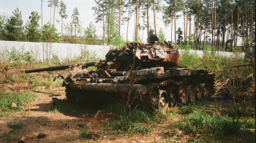 Zerstörter Panzer in Butscha, Ukraine