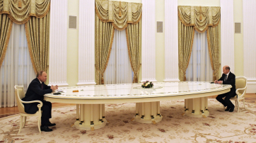 Putin an seinem sechs Meter langen Tisch im Kreml.