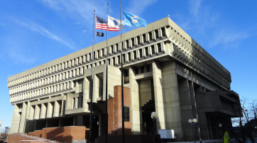 Das Rathaus von Boston mit den drei Fahnenmasten