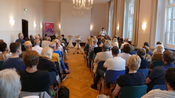 Philipp Möller vor Publikum in der "Patriotischen Gesellschaft Hamburg"