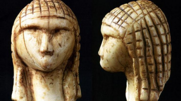 Kopf der Venus von Brassempouy in Frontal- und Profilansicht