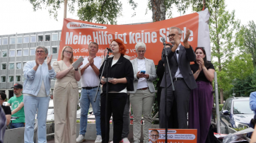 Bühne bei der Demo vor dem "Christlichen Krankenhaus Lippstadt"