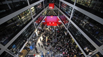 Blick in den Eingangsbereich des Willy-Brandt-Hauses