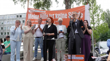 Bühne bei der Demo vor dem "Christlichen Krankenhaus Lippstadt"