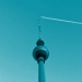 Ein Flugzeug fliegt in großer Höhe über den Berliner Fernsehturm. Der Verschwörungstheoretiker sieht hier Chemtrails.