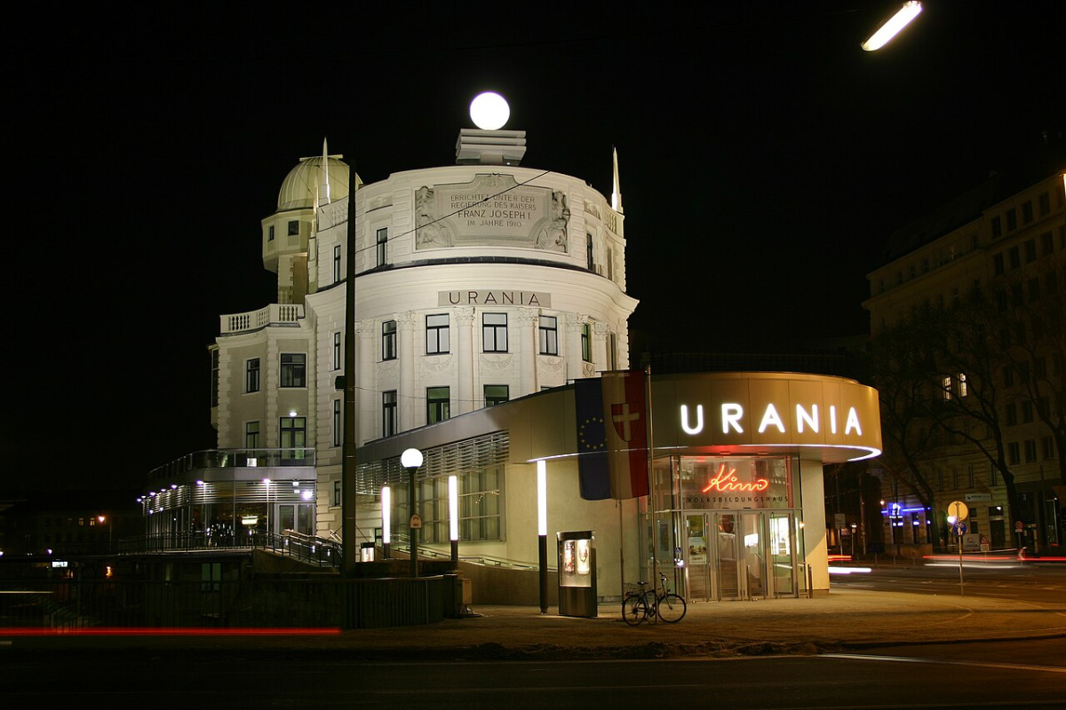 Urania Wien bei Nacht