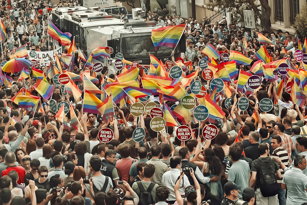 Türkische Demonstranten für queere Rechte und Sichtbarkeit