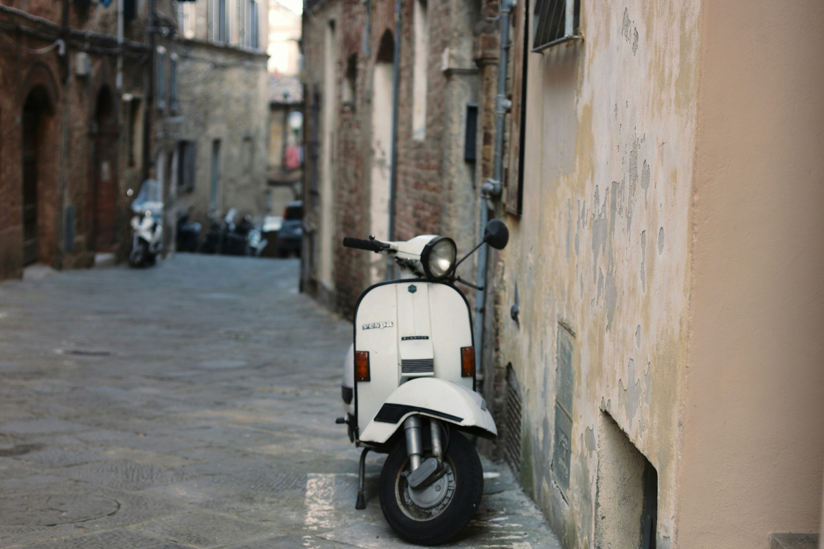 Roller in einer Gasse