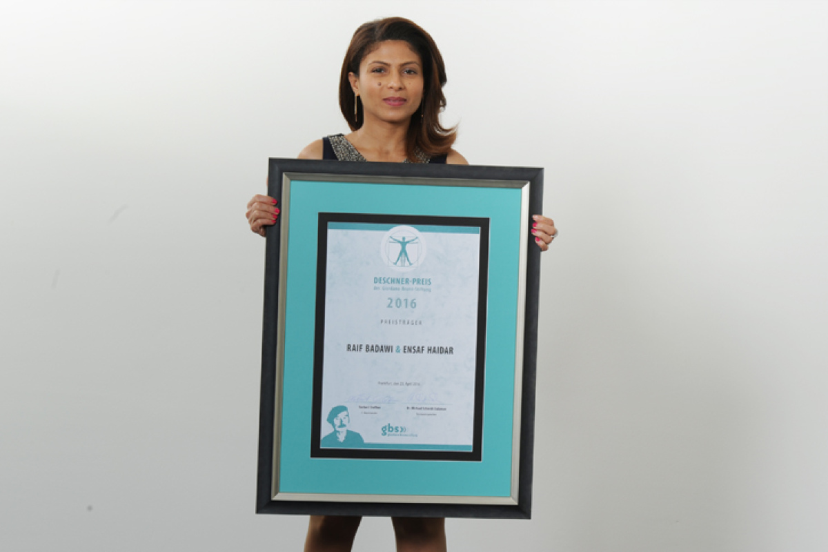 Ensaf Haidar mit dem Deschner-Preis 2016