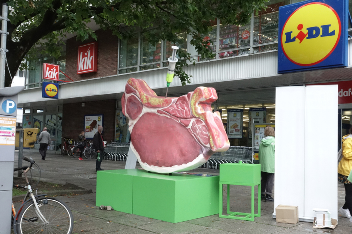 Modell eines Schweinekoteletts: Die Antibiotika-Einlagerungen im Knochen sind gelb gezeichnet.