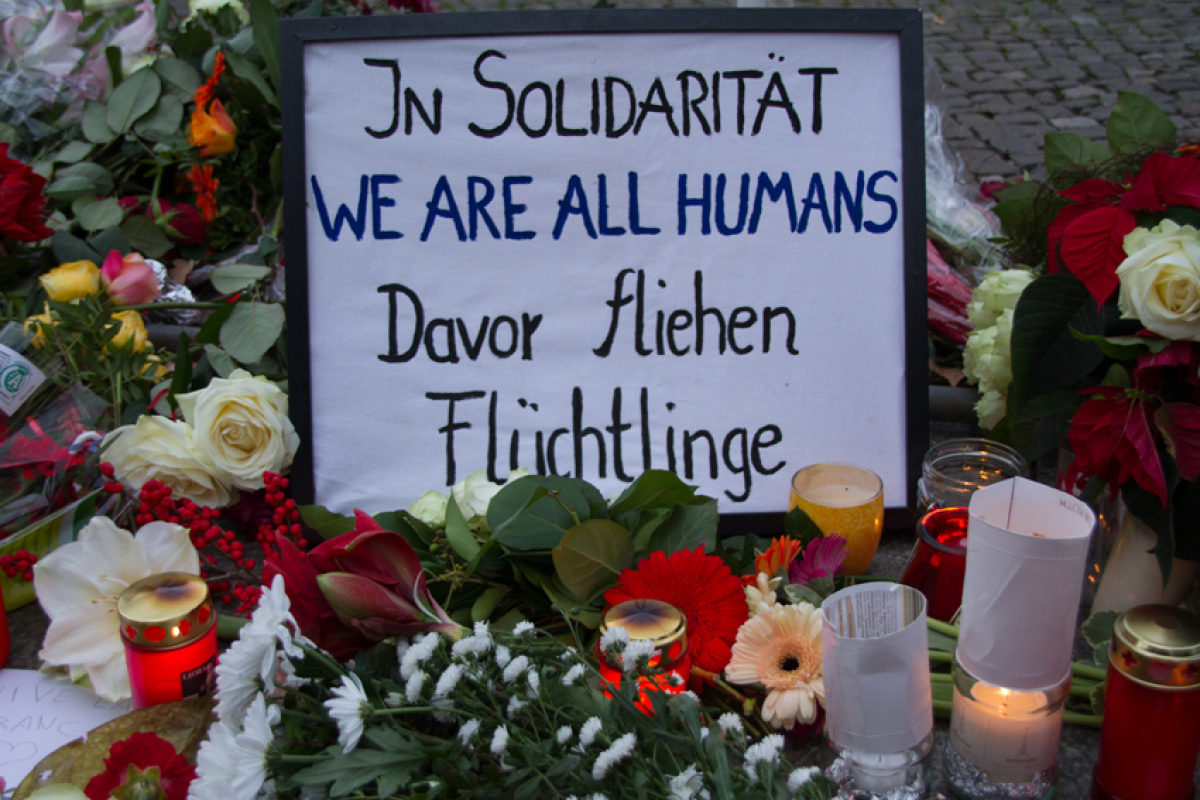 Blumen und Kerzen vor der französischen Botschaft