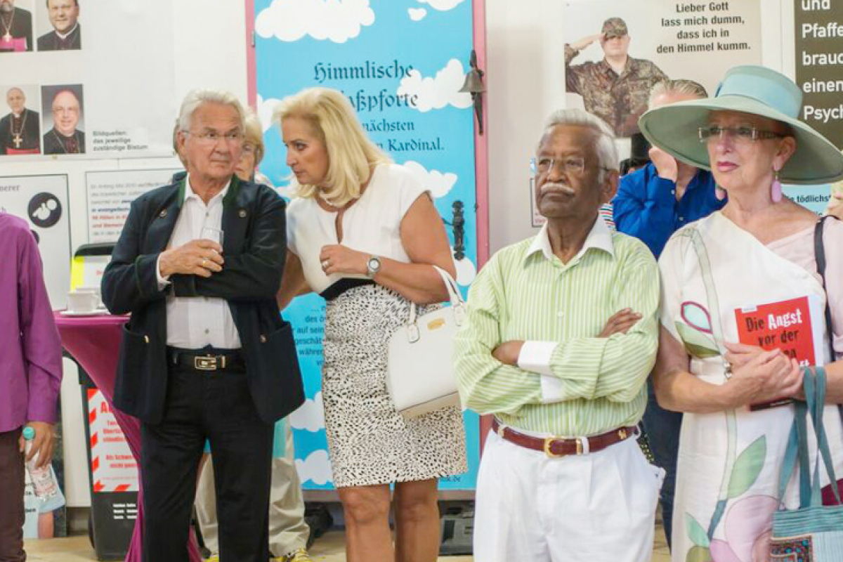 Aufmerksame Besucher der Vernissage