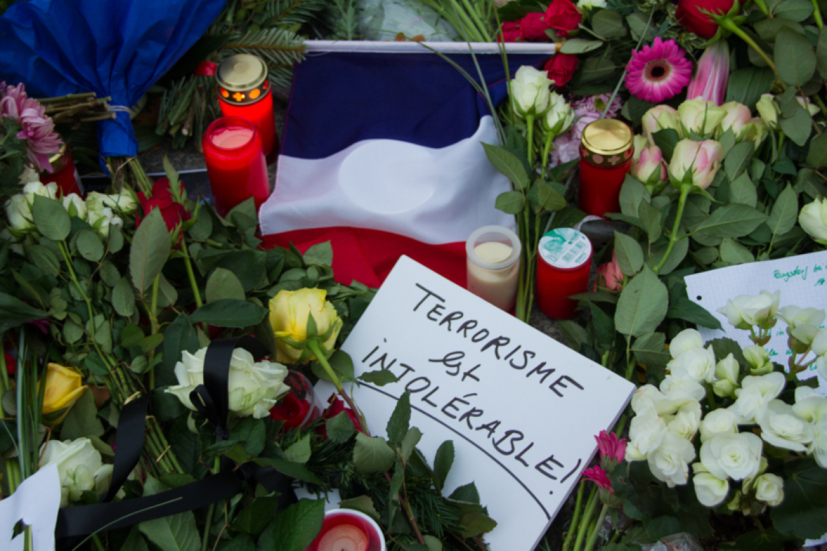 Blumen und Kerzen vor der französischen Botschaft