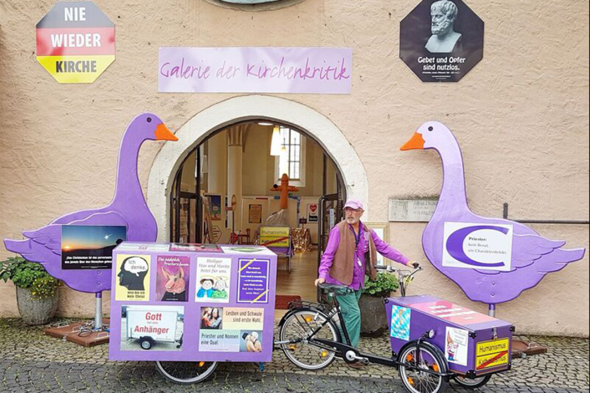Wolfgang Sellinger vor der "Galerie der Kirchenkritik"