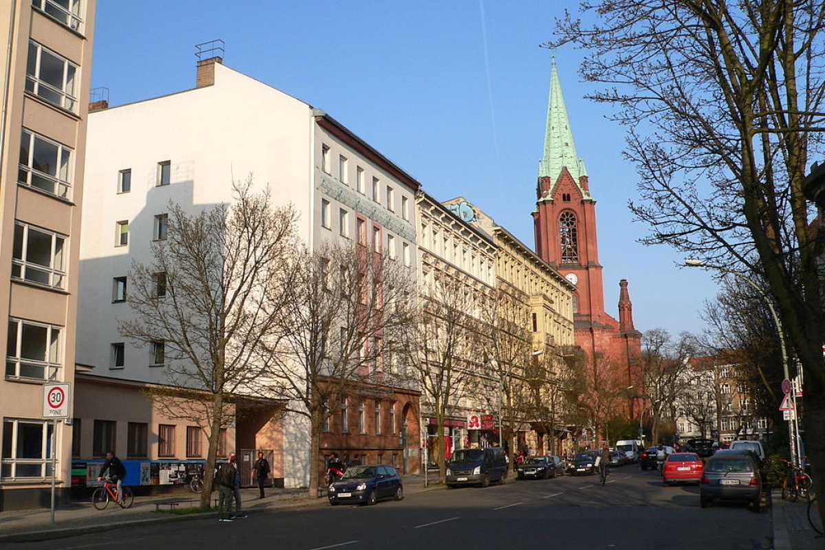 Berlin-Prenzlauer Berg, Stargarder Straße mit Gethsemanekirche