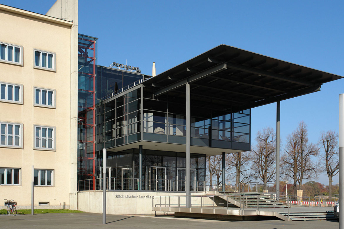Eingang des Landtagsgebäudes in Dresden