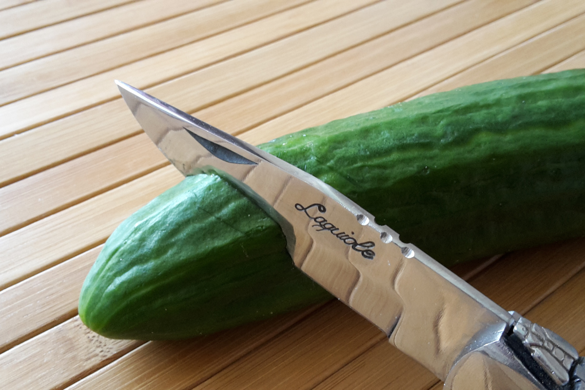 Gurke mit Messer