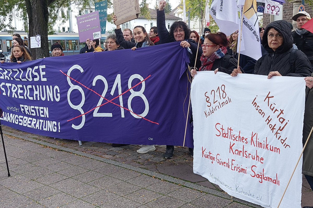 Demonstration vor dem Städtischen Klinikum Karlsruhe