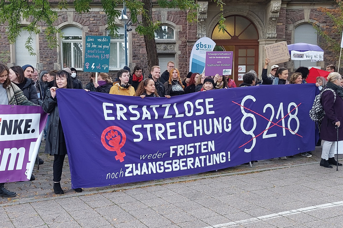 Demonstration vor dem Städtischen Klinikum Karlsruhe