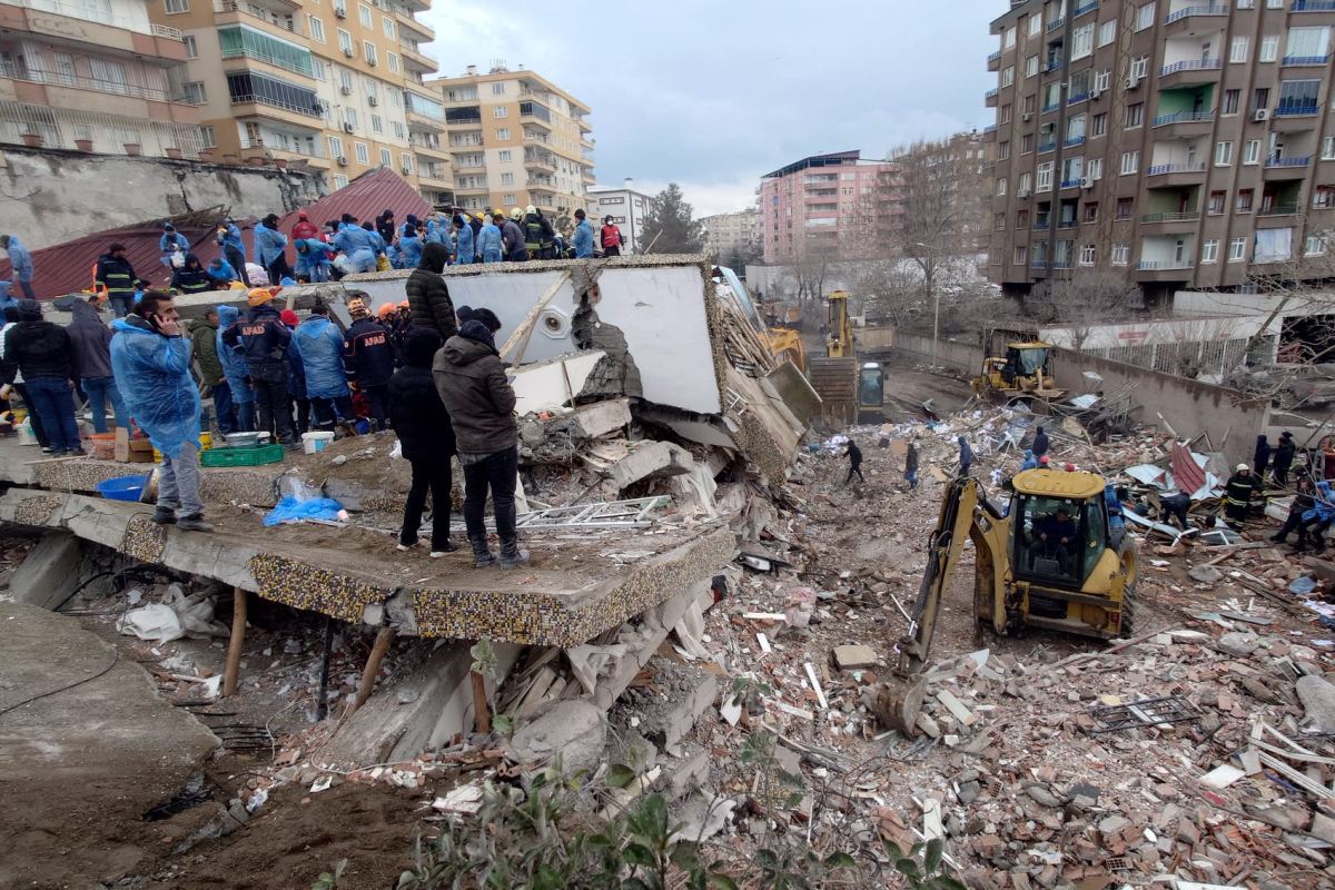 Aufräumarbeiten nach dem verheerenden Erdbeben in Diyarbakır, Türkei