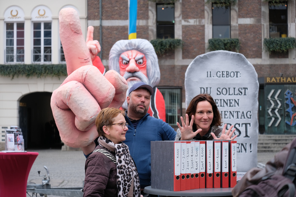 Bei der Pressekonferenz vor dem Düsseldorfer Rathaus