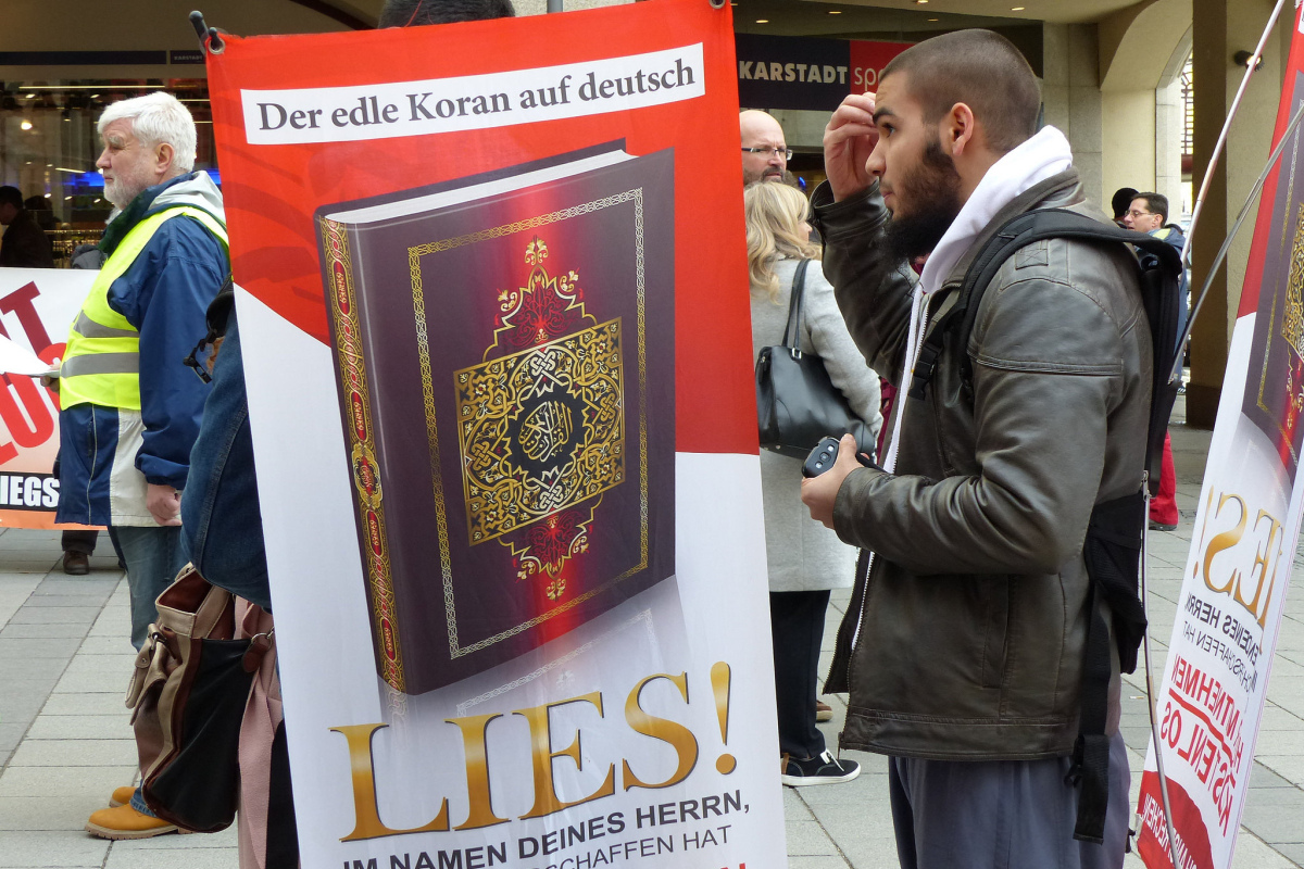 Koranverteilung in der Fussgängerzone in München 