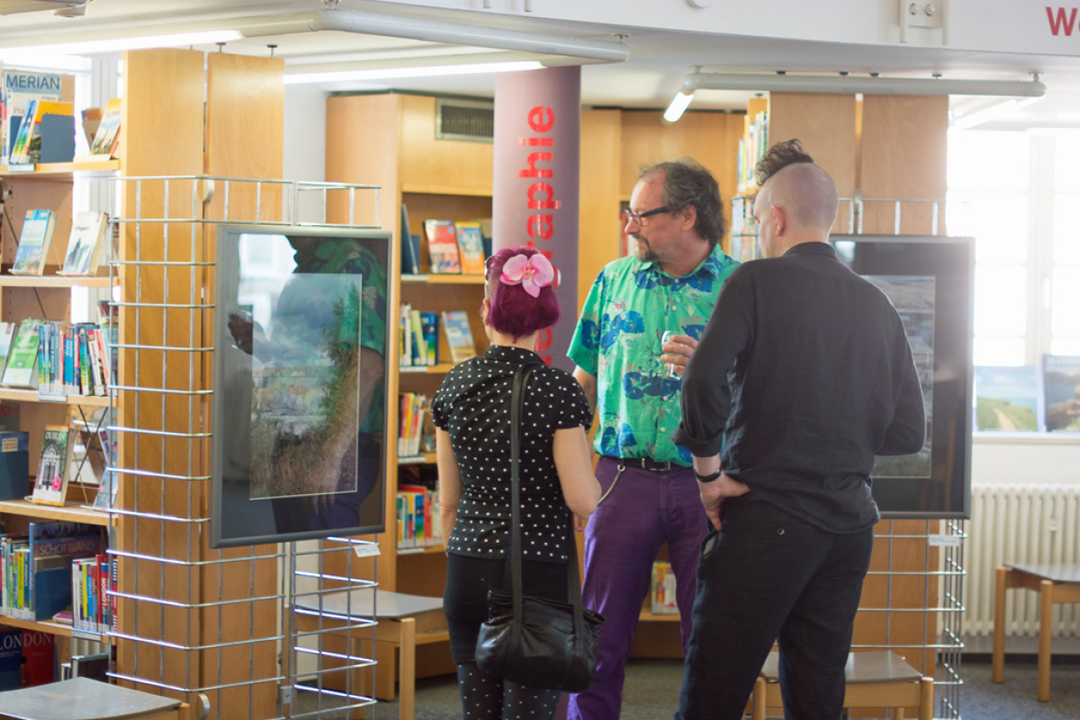 Peter Menne führt Besucher durch die Ausstellung