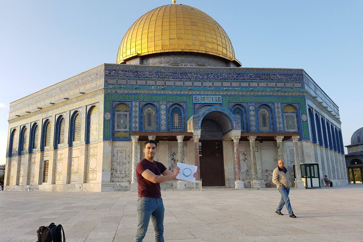 Armin Navabi mit dem "Grünen Kreis" vor dem Felsendom in Jerusalem