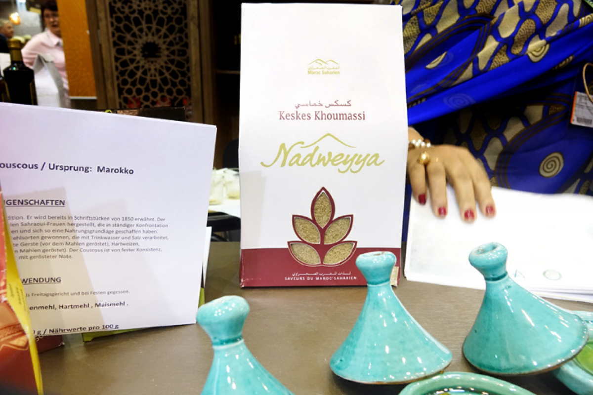 Cooperative Nadweyya, El Aaiún ou El-Ayoun bietet pasteurisierte Kamelmilch und Couscous an