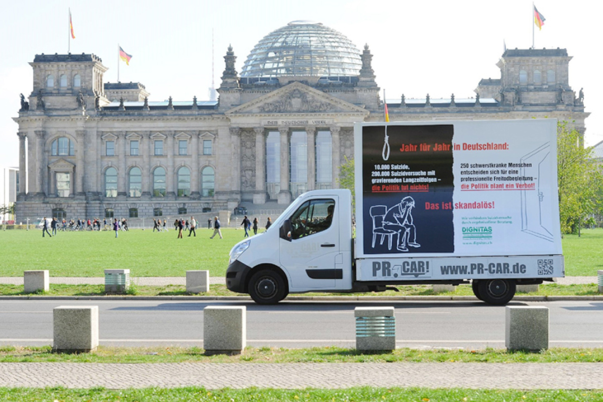 Rollende Plakate im Regierungsviertel und  auf den Strassen von Berlin zum Suizid-Geschehen