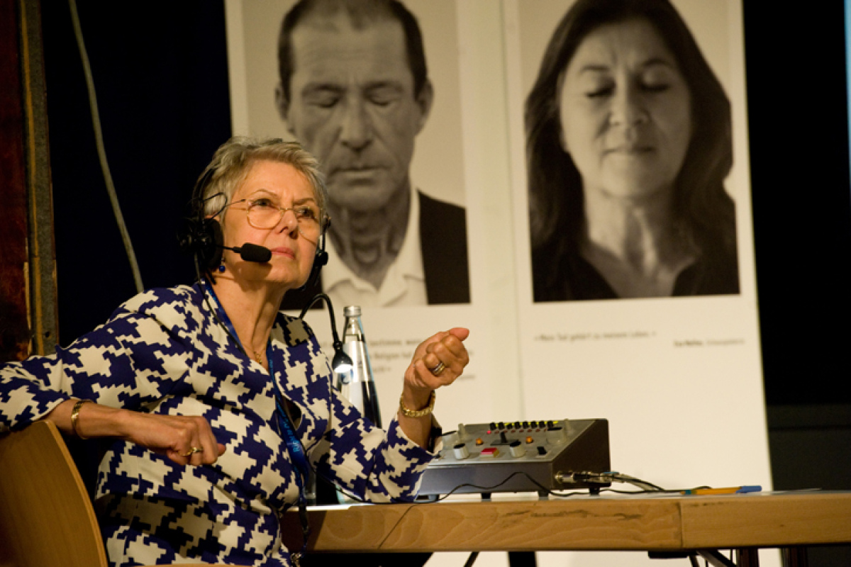 Elke Baezner, die Präsidentin der DGHS, sprang für die Simultan-Übersetzung Französisch-Deutsch ein