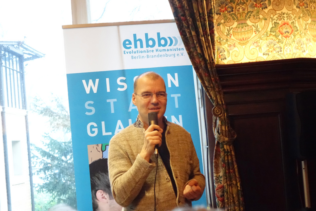 Hellge Haufe, 1. Vorsitzender der gbs-Berlin-Ehbb-e.V. eröffnet die ATHvents-Lesung 2016